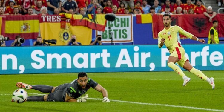 El Albania-España, en tres ‘flashes’: Ferran acierta, Raya detiene y Fermín debuta