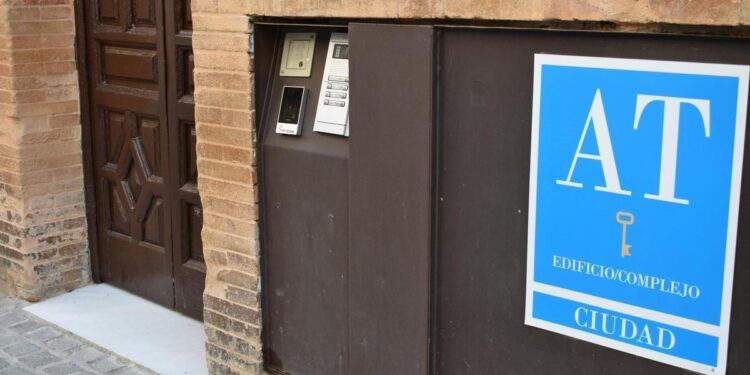 Guerra a los pisos turísticos ilegales en Sevilla: más policía, cortes de agua y multas por problemas vecinales