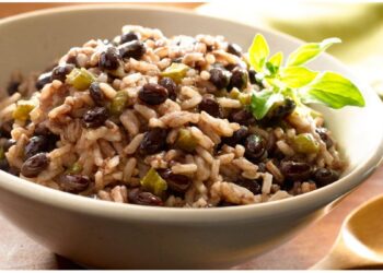 ‘Moros y Cristianos’, un plato criollo en honor a la festividad típica