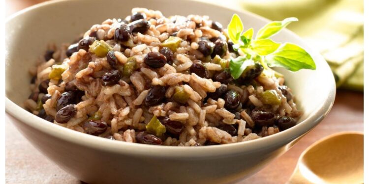 ‘Moros y Cristianos’, un plato criollo en honor a la festividad típica