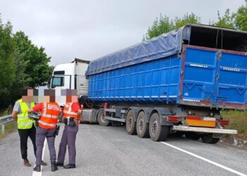 Un camión hace la tijera, su conductor septuplica la tasa de alcohol e invita a los policías a ‘una cerveza’