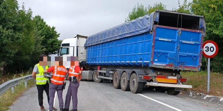 Un camión hace la tijera, su conductor septuplica la tasa de alcohol e invita a los policías a ‘una cerveza’