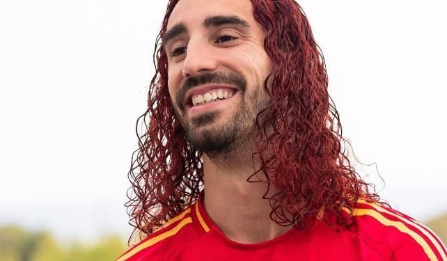 Cucurella cumple su promesa: se tiñe de rojo por La Roja tras ganar la Eurocopa