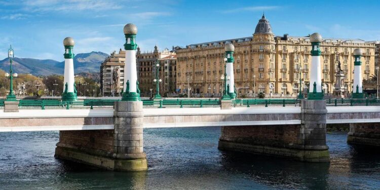 Noches en plano contrapicado: las estrellas de Hollywood se pelean por dormir en el alojamiento más icónico de San Sebastián