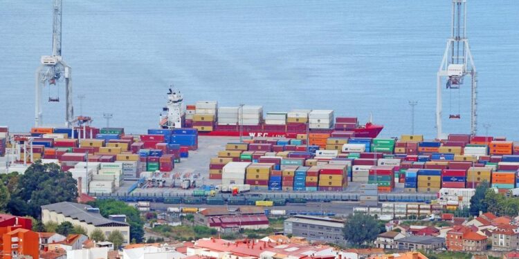 La falta de estibadores ya provoca retrasos de hasta tres días en la descarga de contenedores en Vigo