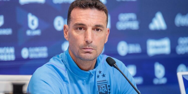 La curiosa historia que une a Scaloni y De la Fuente: ‘No lo sabías, ¿eh?’