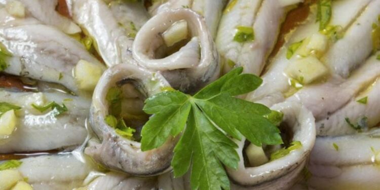 Alerta urgente: cuidado con el anisakis si consumes pescado este verano