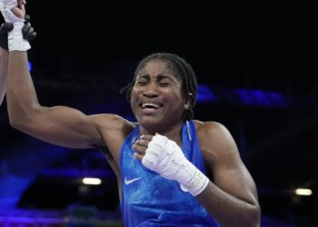 Orgullo LGTBI, orgullo refugiado: Cindy Ngamba, la boxeadora lesbiana que ha logrado la primera medalla para los exiliados olímpicos
