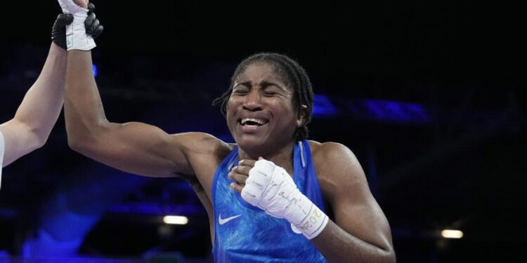 Orgullo LGTBI, orgullo refugiado: Cindy Ngamba, la boxeadora lesbiana que ha logrado la primera medalla para los exiliados olímpicos
