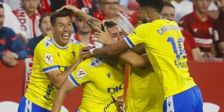 El Cádiz sueña con la permanencia con un gol en el 96′ ante el Sevilla