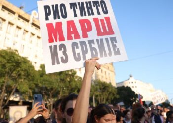 Decenas de miles de serbios protestan contra una mina de litio