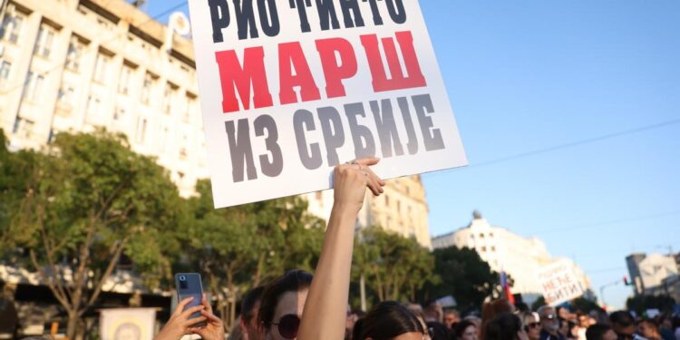 Decenas de miles de serbios protestan contra una mina de litio