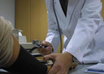 Dermatólogos, oncólogos, cirujanos, urólogos… también denuncian las bajas tarifas que cobran en la sanidad privada