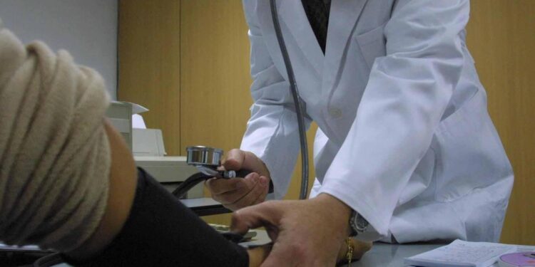 Dermatólogos, oncólogos, cirujanos, urólogos… también denuncian las bajas tarifas que cobran en la sanidad privada