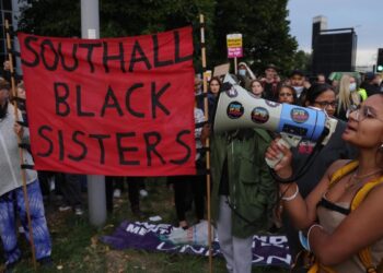 Las manifestaciones antirracistas toman las calles del Reino Unido en respuesta a los disturbios de la extrema derecha