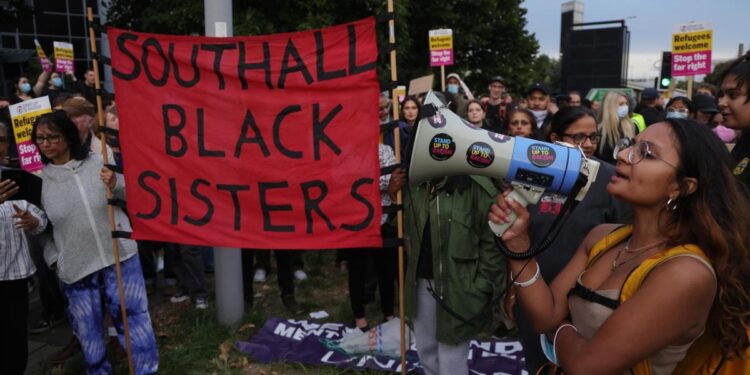 Las manifestaciones antirracistas toman las calles del Reino Unido en respuesta a los disturbios de la extrema derecha