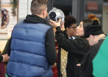 Worldcoin, la empresa que escanea iris a cambio de criptomonedas, paraliza su actividad en España