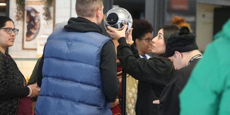 Worldcoin, la empresa que escanea iris a cambio de criptomonedas, paraliza su actividad en España