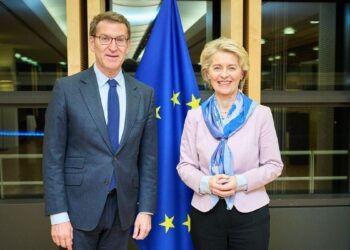 Feijóo empieza a romper con Vox mientras en Bruselas el PP europeo aísla a los ultras