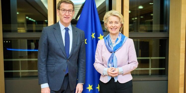 Feijóo empieza a romper con Vox mientras en Bruselas el PP europeo aísla a los ultras