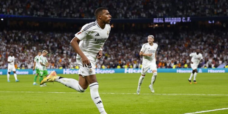 Mbappé alivia sus problemas y los del Real Madrid con un doblete frente al Betis