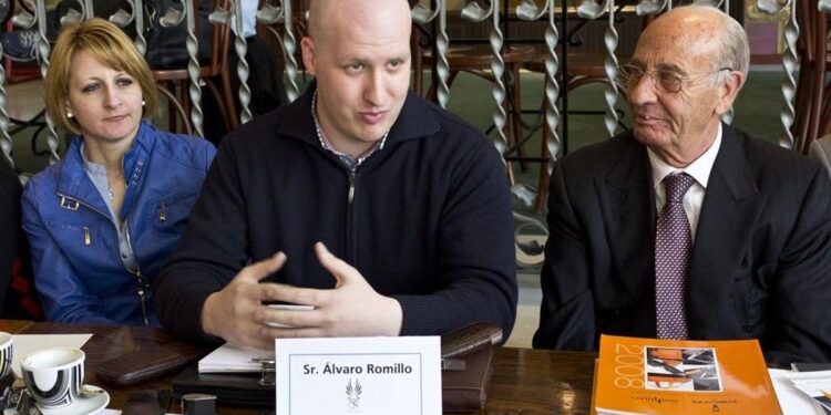 El empresario que pagó a Alvise pide al juez que sólo puedan acusarle de estafa quienes acrediten el origen de su inversión