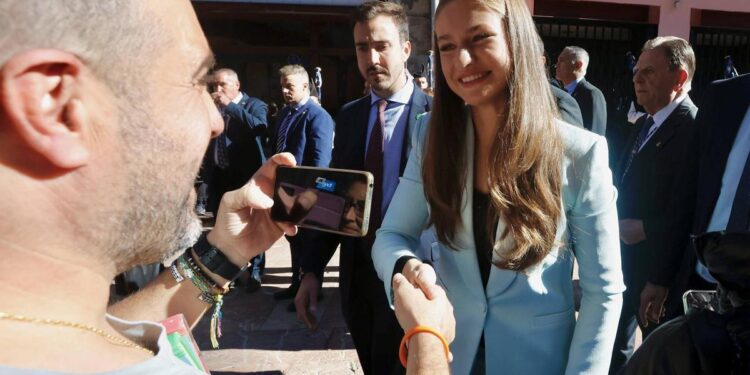 La Princesa Leonor inaugura los actos en Asturias vestida de azul con un traje al estilo de la Reina Letizia