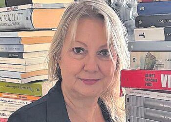 Pilar Rosas, consultora sanitaria: ‘No me atrevo ni a doblar una página y hago fotos de las citas que me gustan’