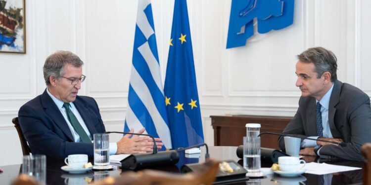 Feijóo exige en Grecia una alianza contra la inmigración irregular y acusa a Sánchez de aumentar las entradas ilegales