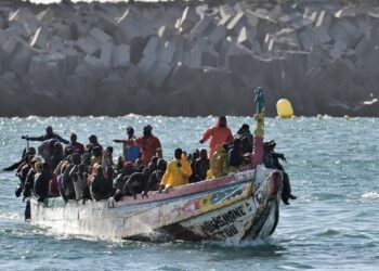 Un cayuco alcanza El Hierro con 175 personas, entre ellas un fallecido y nueve bebés