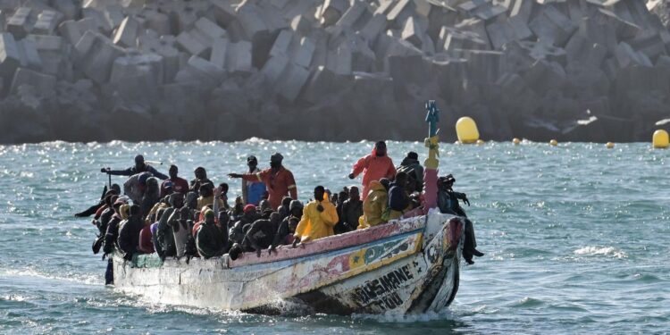 Un cayuco alcanza El Hierro con 175 personas, entre ellas un fallecido y nueve bebés