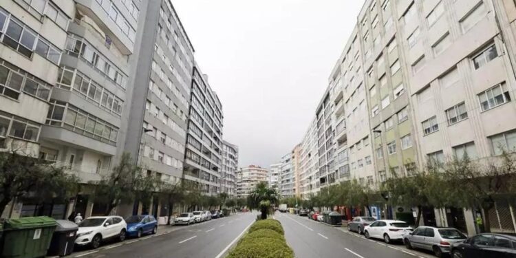Una inmobiliaria pone a la venta trasteros en Vigo con okupas en su interior