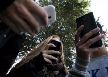 El 90% de los adolescentes sufren el ‘cuello de móvil’, dolor muscular por mirar el teléfono inclinado hacia adelante