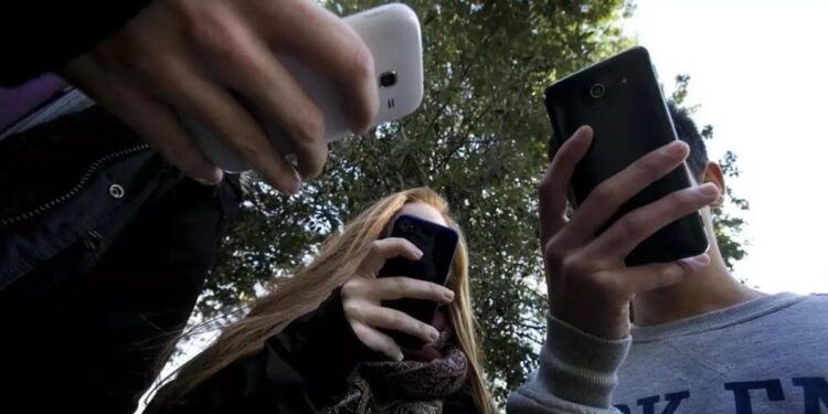 El 90% de los adolescentes sufren el ‘cuello de móvil’, dolor muscular por mirar el teléfono inclinado hacia adelante