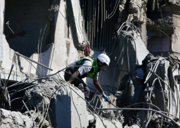 En directo | Al menos 25 muertos en bombardeos israelíes contra una escuela y un hospital en Gaza