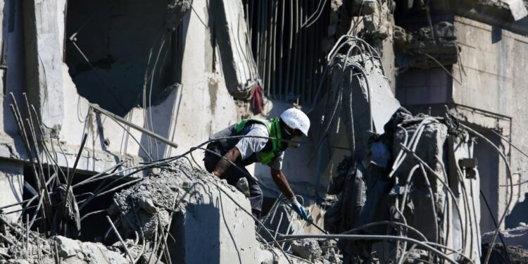 En directo | Al menos 25 muertos en bombardeos israelíes contra una escuela y un hospital en Gaza