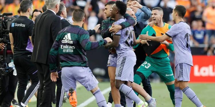 X es la red social con más discursos de odio y la que menos contenido racista retira