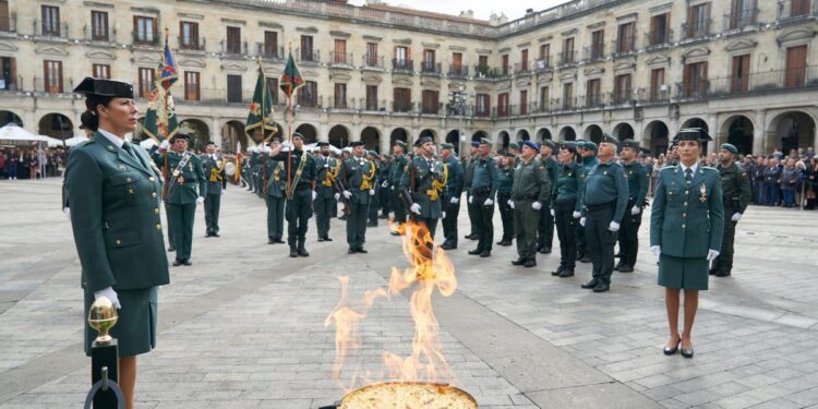 La Guardia Civil vuelve a celebrar actos en la calle en Euskadi con un desfile en el centro de Vitoria-Gasteiz