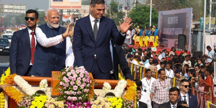 Así ha sido el impresionante y colorido recibimiento a Pedro Sánchez en la India en su primera visita oficial