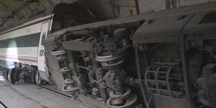 Adif hizo descarrilar el tren a la deriva de Atocha para evitar que chocara de frente con un convoy de viajeros