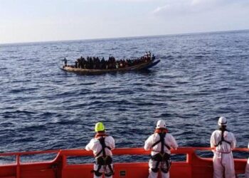 Bruselas insta a acelerar los retornos de migrantes al tiempo que Von der Leyen viaja a Albania