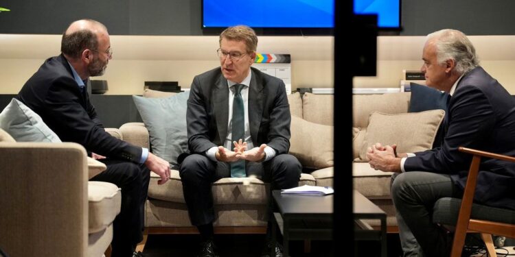 El PP traslada a Europa su enfrentamiento con Sánchez para reconocer a Edmundo González como presidente de Venezuela