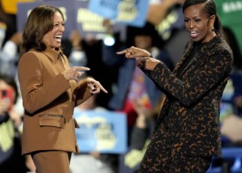 Michelle Obama apela a las mujeres y las insta a defender sus derechos votando por Kamala Harris