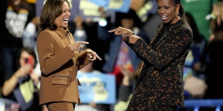 Michelle Obama apela a las mujeres y las insta a defender sus derechos votando por Kamala Harris