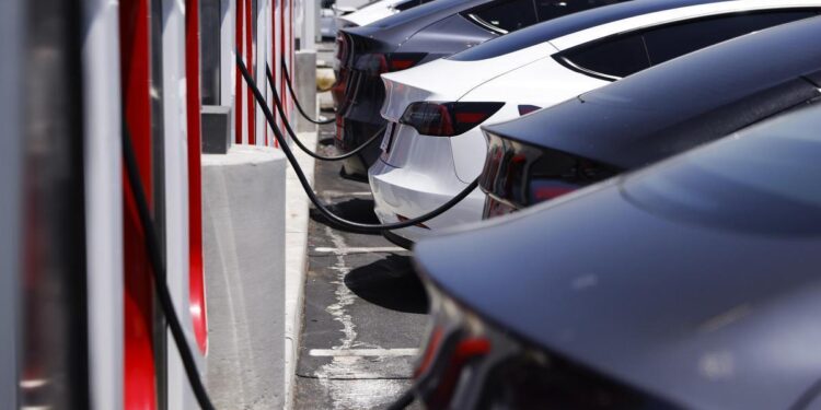 ¿Qué pasa con el coche eléctrico? Las dudas de la UE y los aranceles de China lastran la gran apuesta medioambiental