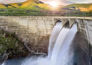 Ojo al usar ChatGPT: gasta una botella de agua por cada 100 palabras