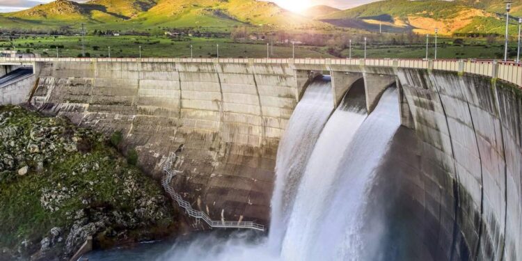 Ojo al usar ChatGPT: gasta una botella de agua por cada 100 palabras