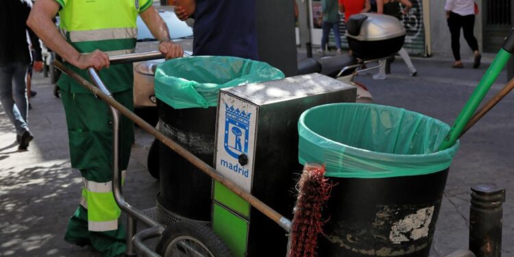 Más Madrid denuncia que el Ayuntamiento invierte hasta 3,5 veces menos en limpieza en los distritos del sur