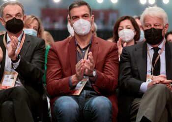 El PSOE se abraza a Zapatero en su congreso y visibiliza la ruptura con un ausente Felipe González