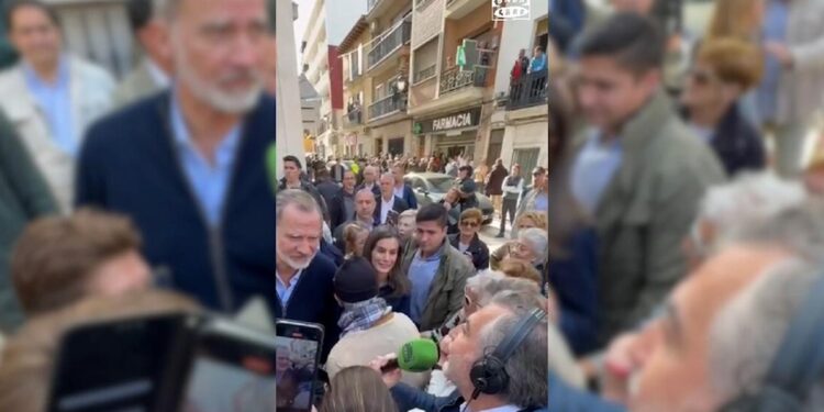 La entrevista viral de Carlos Alsina a los Reyes mientras visitaban a los afectados por la DANA